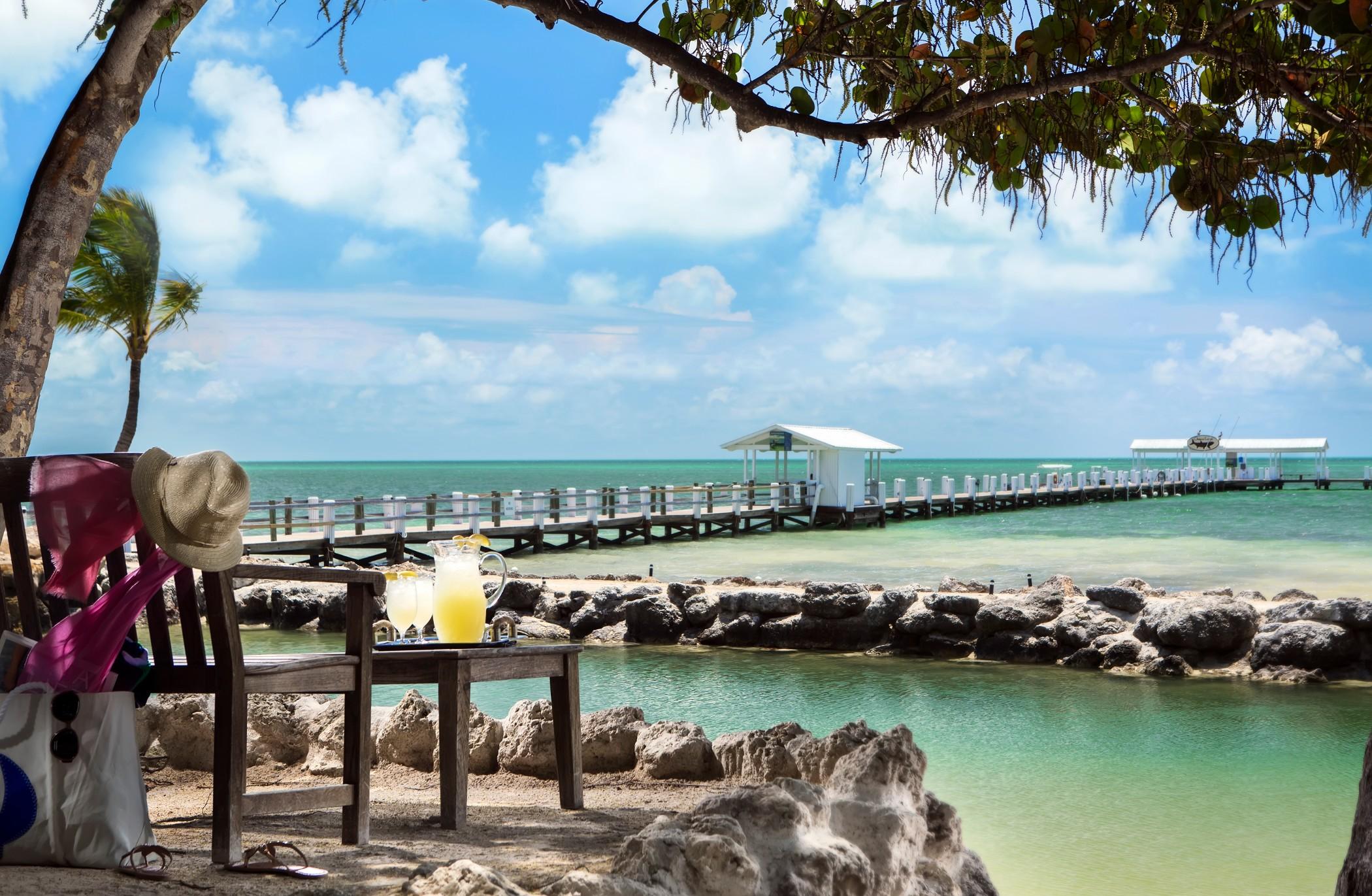 Cheeca Lodge & Spa Islamorada Ngoại thất bức ảnh The view from the beach at the Atlantis Paradise Island Resort