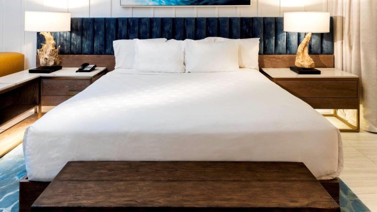 Cheeca Lodge & Spa Islamorada Ngoại thất bức ảnh A bed with a duvet cover