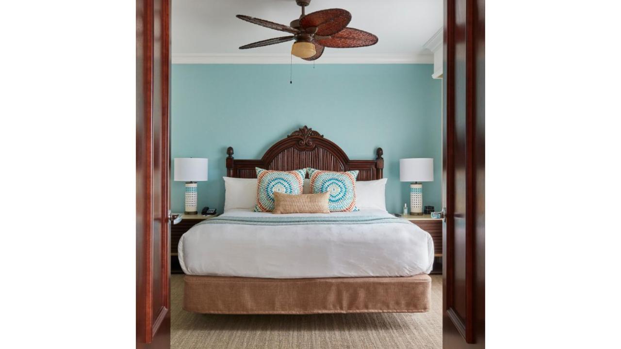 Cheeca Lodge & Spa Islamorada Ngoại thất bức ảnh A bedroom at Disney's Old Faithful Inn